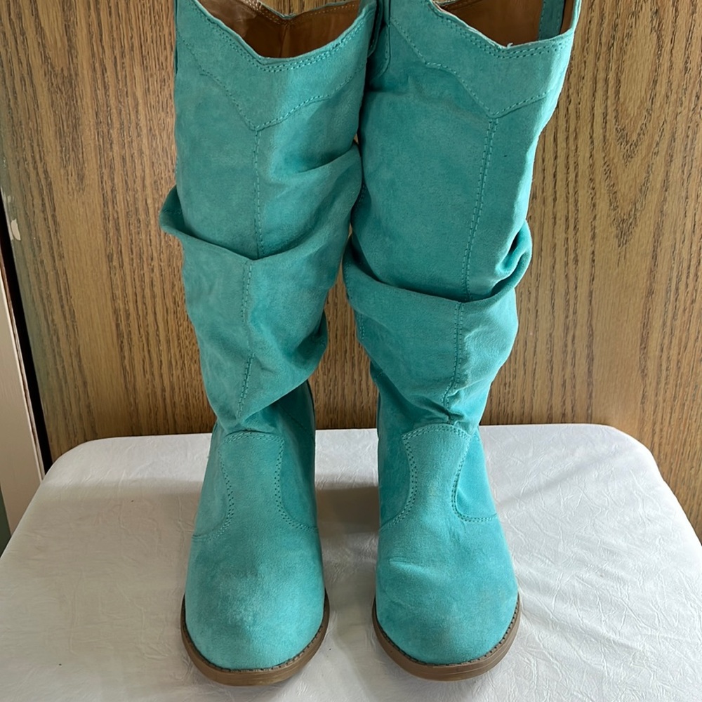 Charlotte Russ womens turquoise, chuncky heel slouchy boots size 7.